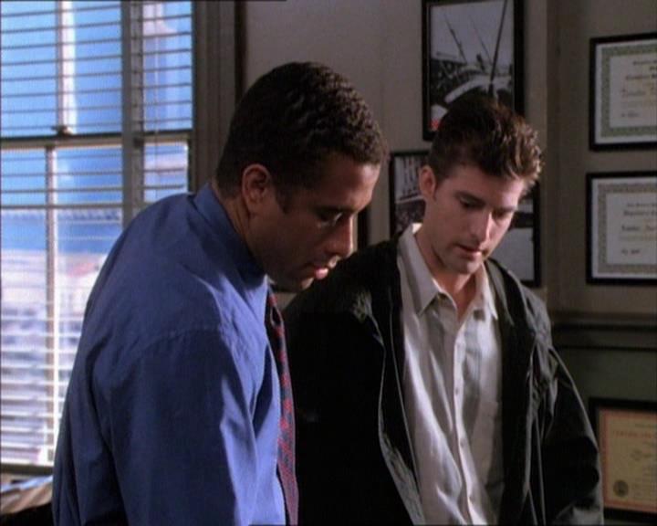 Charmed-Online_dot_net-1x02IveGotYouUnderMySkin0432.jpg