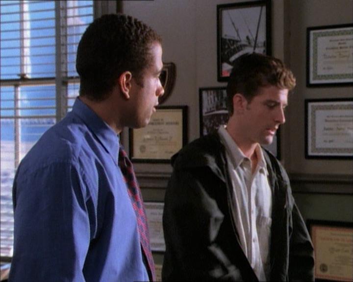 Charmed-Online_dot_net-1x02IveGotYouUnderMySkin0450.jpg