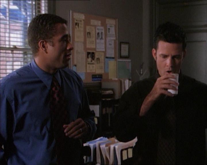 Charmed-Online_dot_net-1x02IveGotYouUnderMySkin0459.jpg