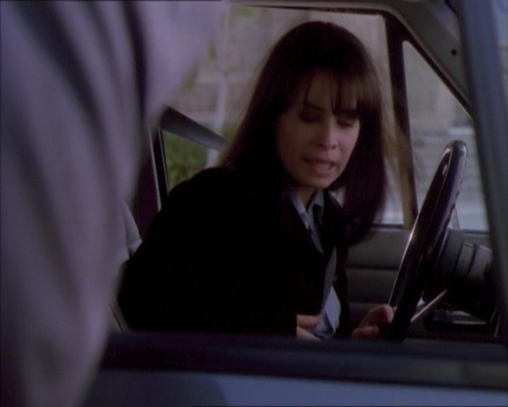 Charmed-Online_dot_net-1x02IveGotYouUnderMySkin0486.jpg