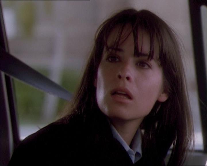 Charmed-Online_dot_net-1x02IveGotYouUnderMySkin0491.jpg