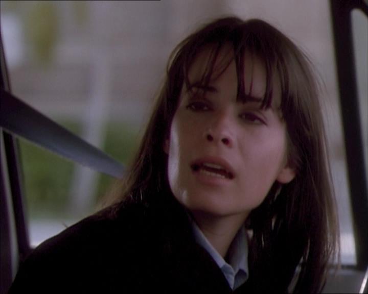 Charmed-Online_dot_net-1x02IveGotYouUnderMySkin0493.jpg