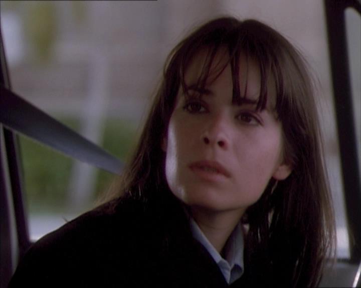 Charmed-Online_dot_net-1x02IveGotYouUnderMySkin0494.jpg