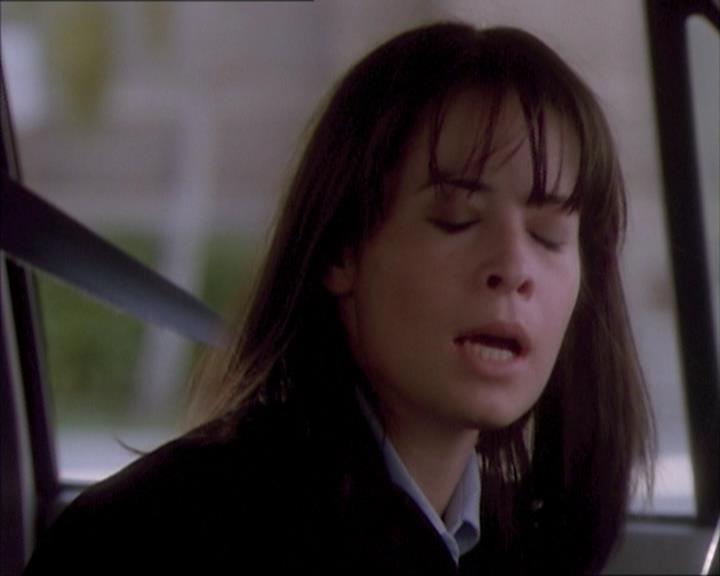 Charmed-Online_dot_net-1x02IveGotYouUnderMySkin0495.jpg