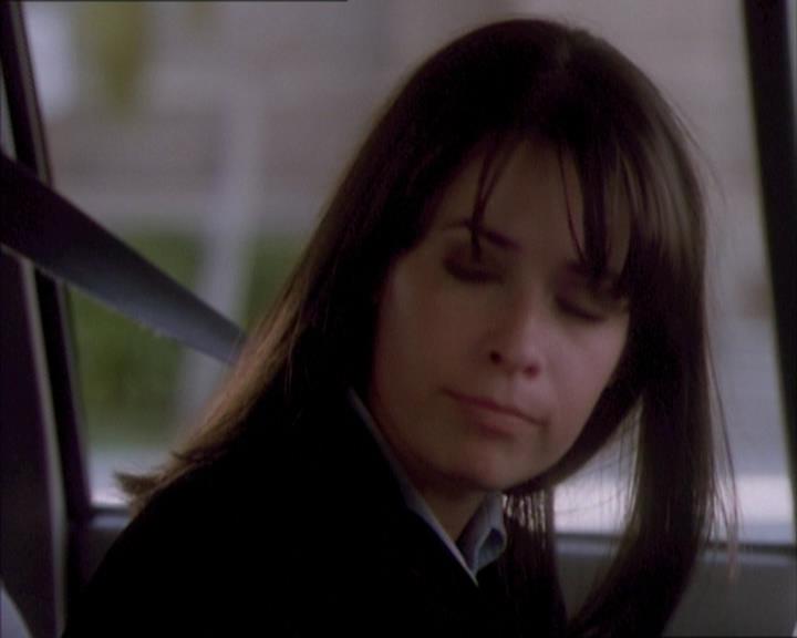 Charmed-Online_dot_net-1x02IveGotYouUnderMySkin0503.jpg