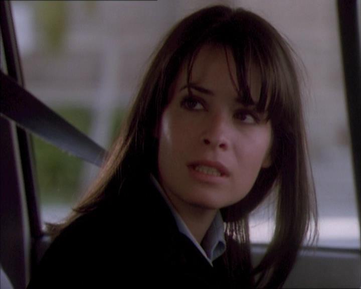 Charmed-Online_dot_net-1x02IveGotYouUnderMySkin0504.jpg