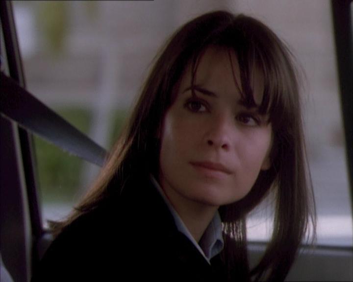 Charmed-Online_dot_net-1x02IveGotYouUnderMySkin0506.jpg