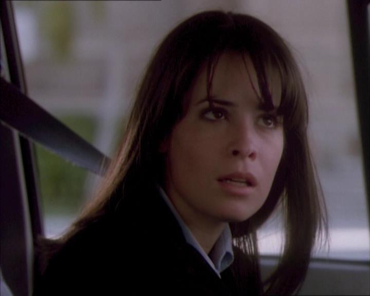 Charmed-Online_dot_net-1x02IveGotYouUnderMySkin0509.jpg