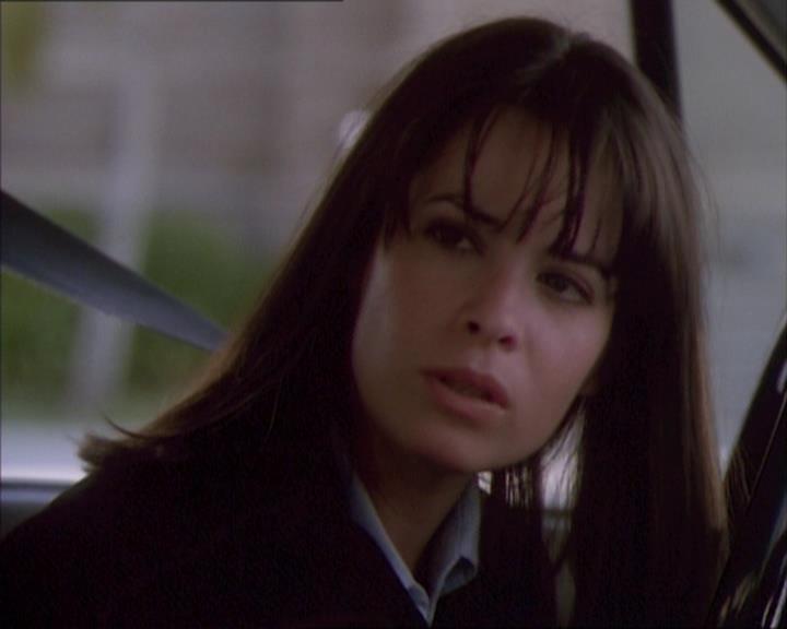 Charmed-Online_dot_net-1x02IveGotYouUnderMySkin0518.jpg
