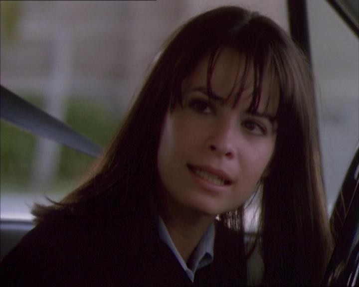 Charmed-Online_dot_net-1x02IveGotYouUnderMySkin0519.jpg