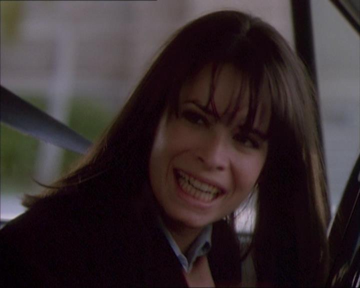 Charmed-Online_dot_net-1x02IveGotYouUnderMySkin0520.jpg
