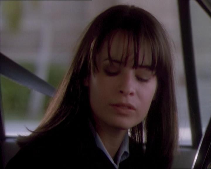 Charmed-Online_dot_net-1x02IveGotYouUnderMySkin0529.jpg