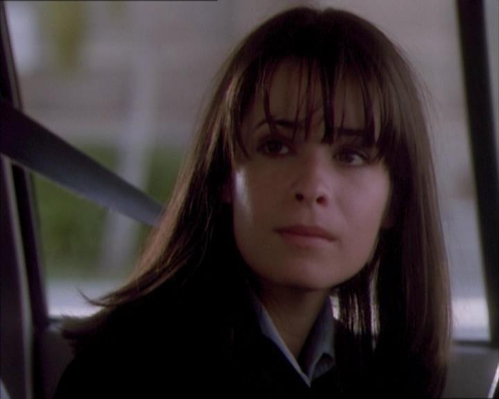 Charmed-Online_dot_net-1x02IveGotYouUnderMySkin0539.jpg