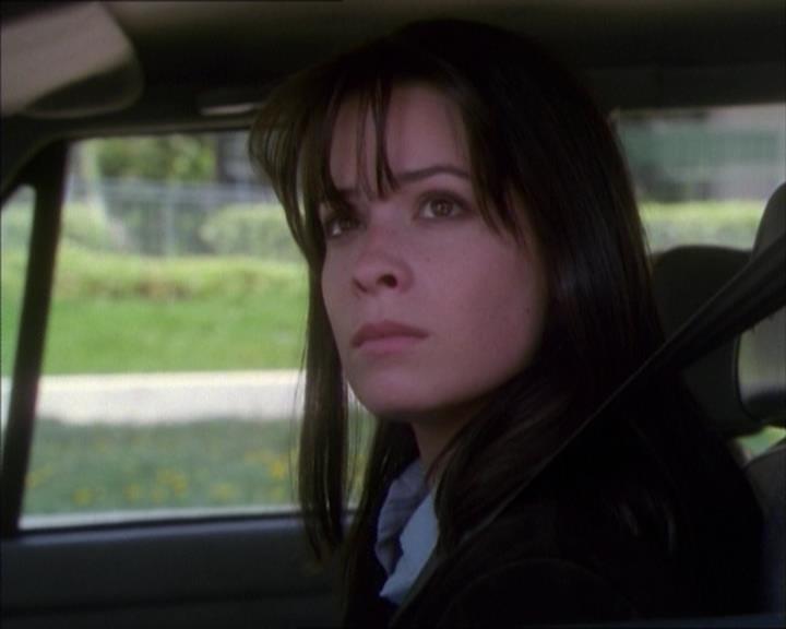 Charmed-Online_dot_net-1x02IveGotYouUnderMySkin0550.jpg