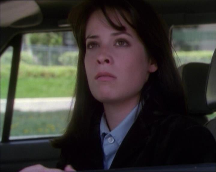 Charmed-Online_dot_net-1x02IveGotYouUnderMySkin0554.jpg