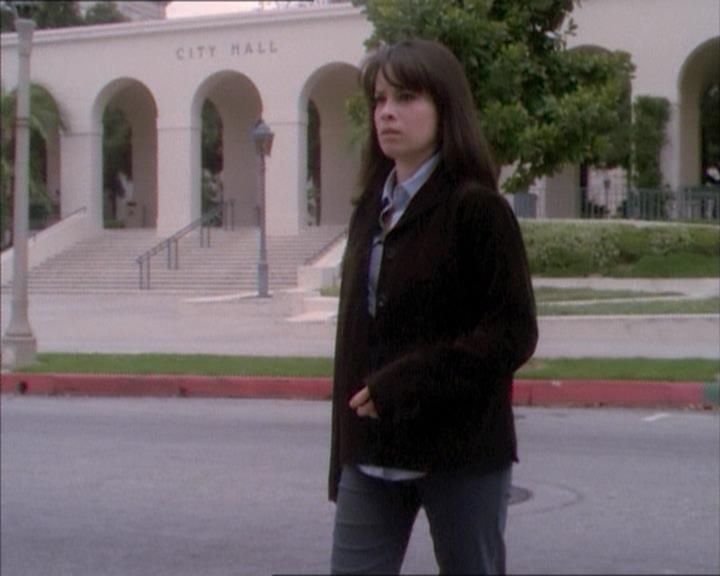 Charmed-Online_dot_net-1x02IveGotYouUnderMySkin0566.jpg