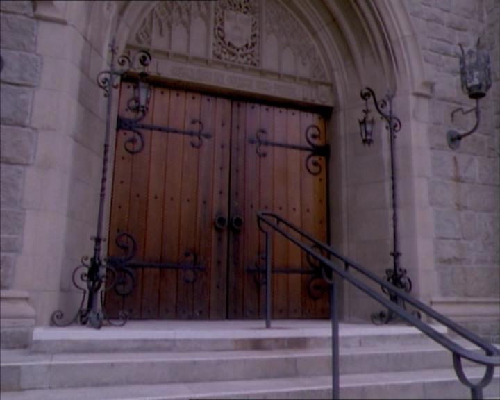 Charmed-Online_dot_net-1x02IveGotYouUnderMySkin0570.jpg