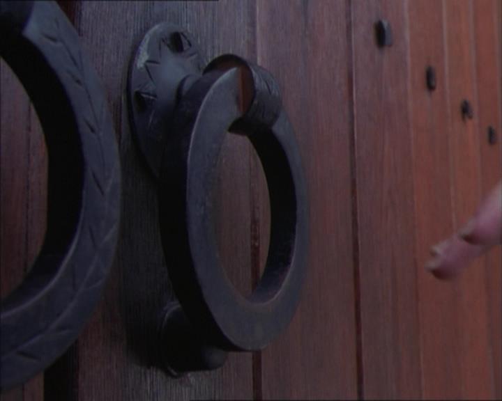 Charmed-Online_dot_net-1x02IveGotYouUnderMySkin0581.jpg