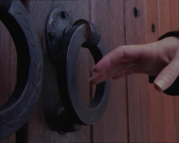 Charmed-Online_dot_net-1x02IveGotYouUnderMySkin0582.jpg