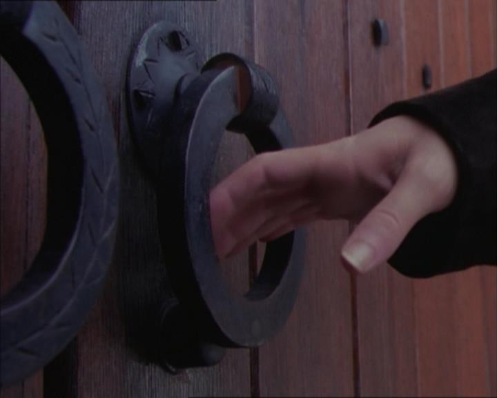 Charmed-Online_dot_net-1x02IveGotYouUnderMySkin0583.jpg