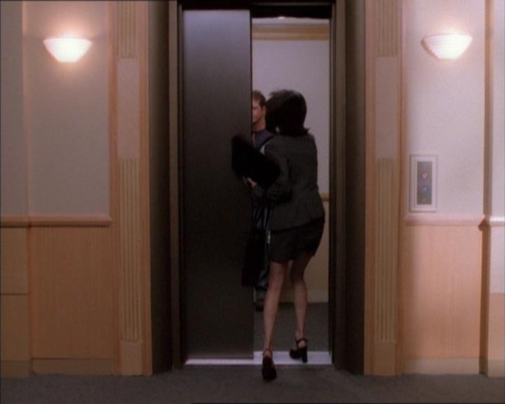 Charmed-Online_dot_net-1x02IveGotYouUnderMySkin0595.jpg