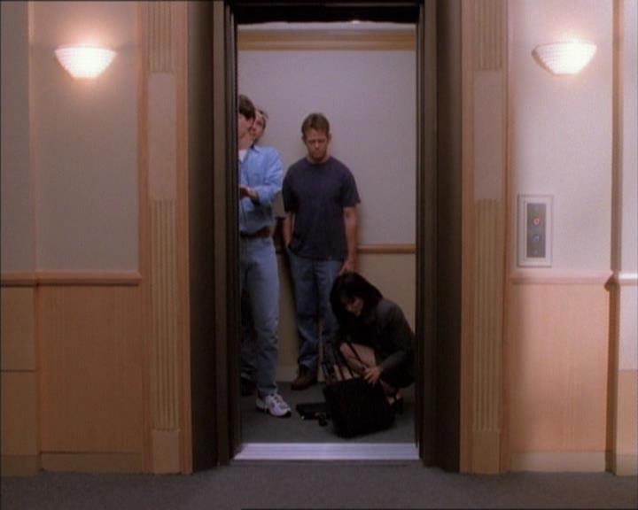 Charmed-Online_dot_net-1x02IveGotYouUnderMySkin0599.jpg