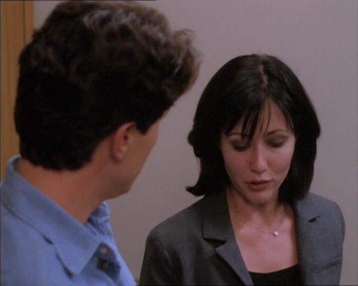 Charmed-Online_dot_net-1x02IveGotYouUnderMySkin0607.jpg