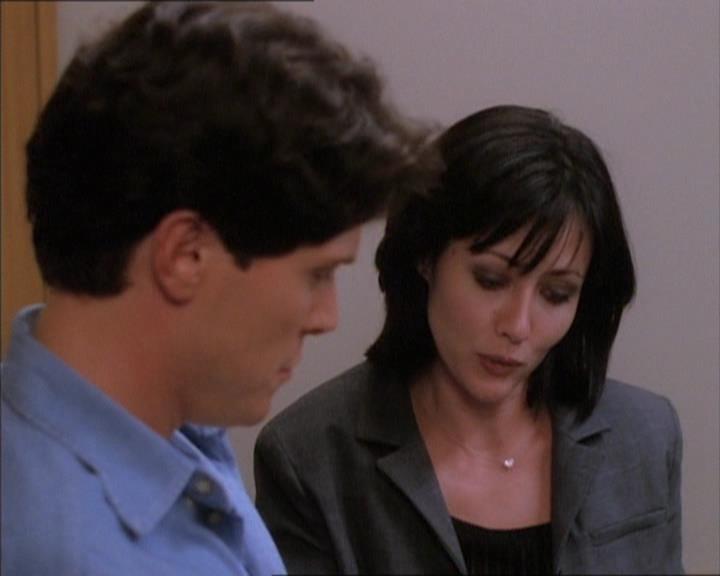 Charmed-Online_dot_net-1x02IveGotYouUnderMySkin0609.jpg