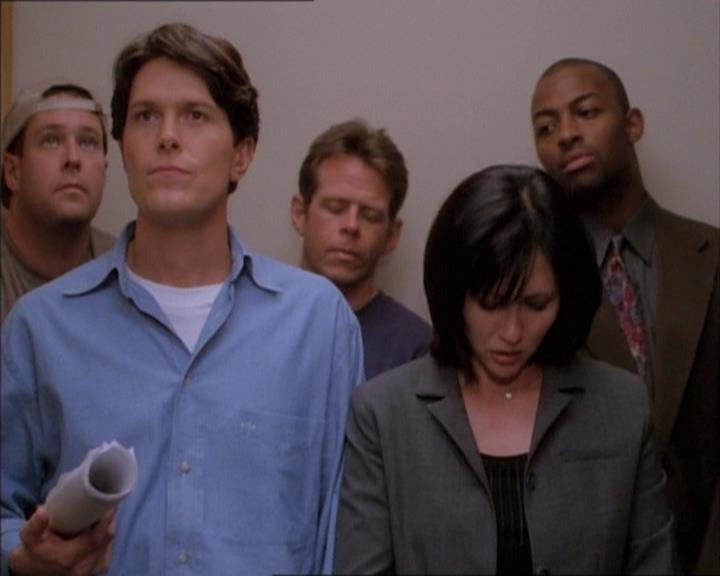 Charmed-Online_dot_net-1x02IveGotYouUnderMySkin0614.jpg