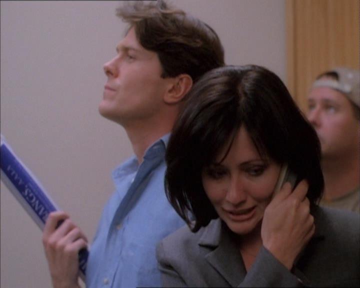 Charmed-Online_dot_net-1x02IveGotYouUnderMySkin0618.jpg