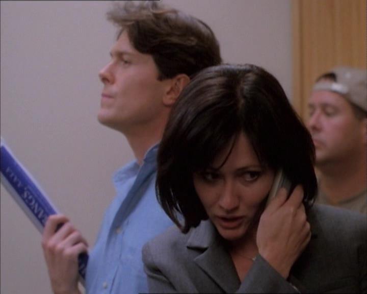 Charmed-Online_dot_net-1x02IveGotYouUnderMySkin0619.jpg