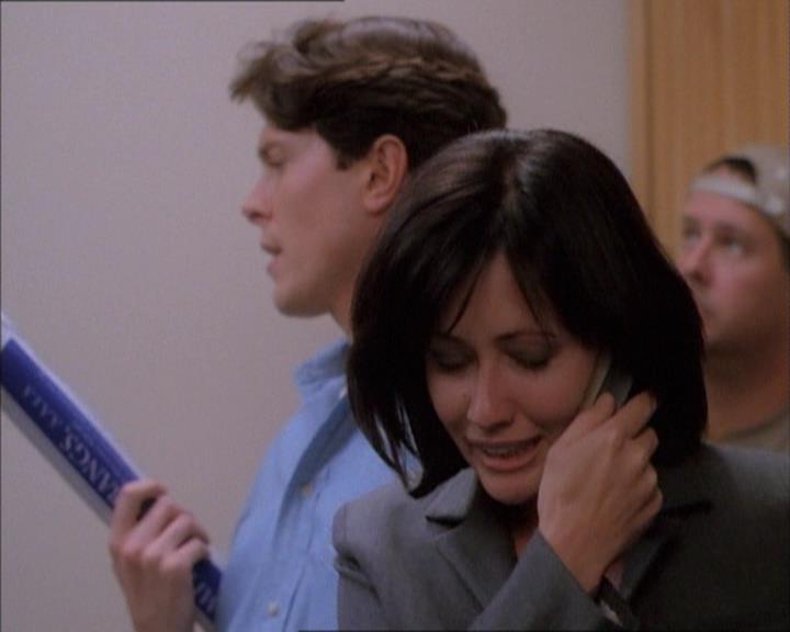 Charmed-Online_dot_net-1x02IveGotYouUnderMySkin0624.jpg