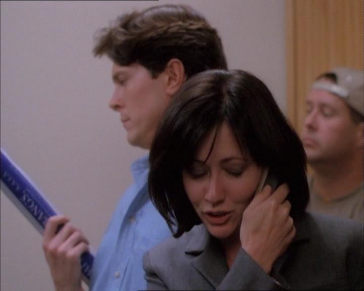 Charmed-Online_dot_net-1x02IveGotYouUnderMySkin0626.jpg