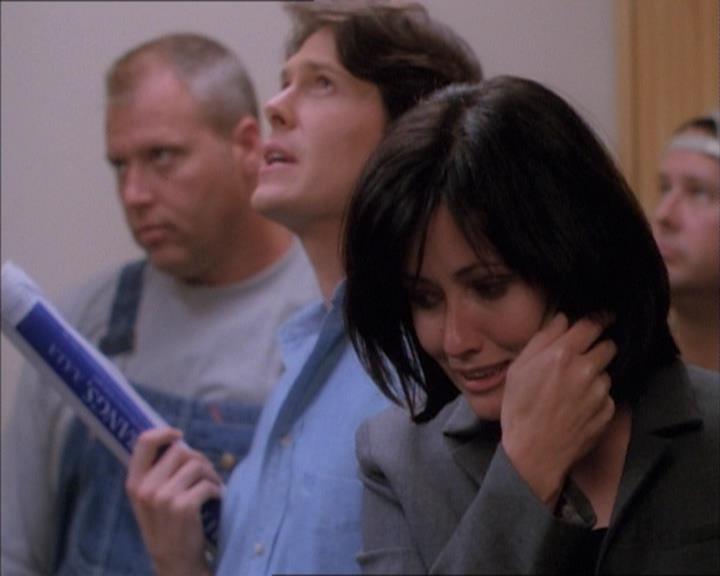 Charmed-Online_dot_net-1x02IveGotYouUnderMySkin0650.jpg