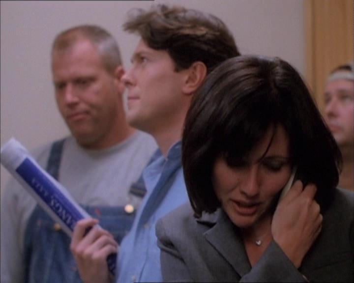 Charmed-Online_dot_net-1x02IveGotYouUnderMySkin0658.jpg