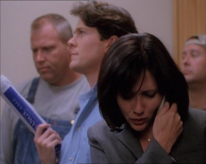 Charmed-Online_dot_net-1x02IveGotYouUnderMySkin0660.jpg
