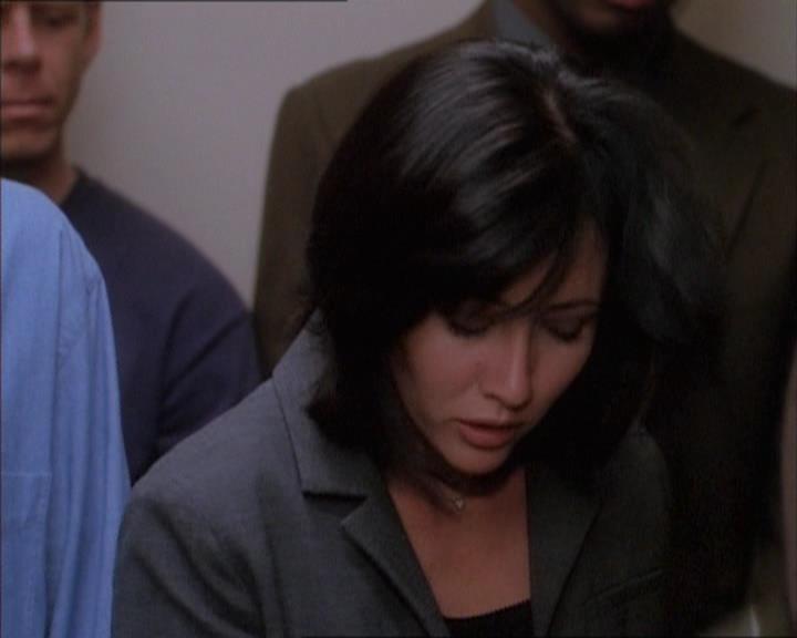 Charmed-Online_dot_net-1x02IveGotYouUnderMySkin0664.jpg
