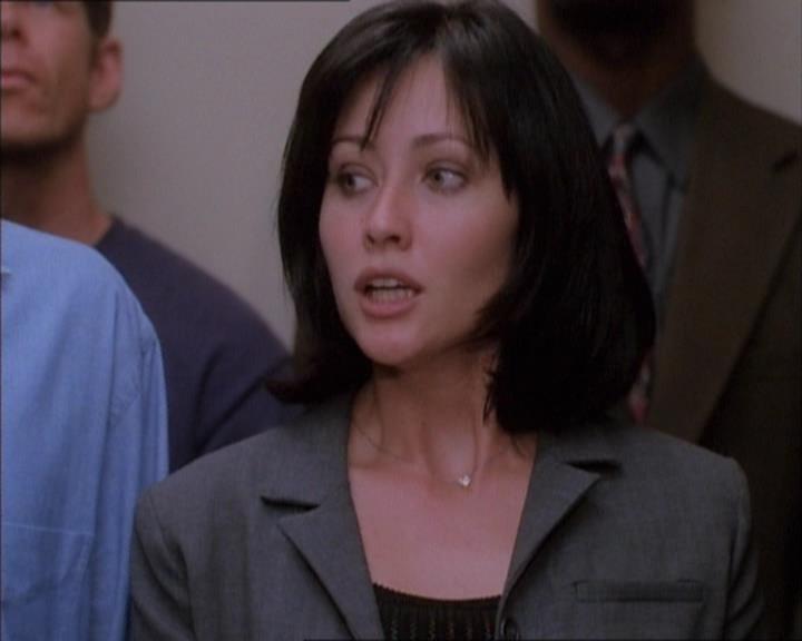 Charmed-Online_dot_net-1x02IveGotYouUnderMySkin0690.jpg