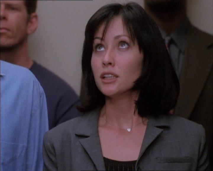 Charmed-Online_dot_net-1x02IveGotYouUnderMySkin0691.jpg