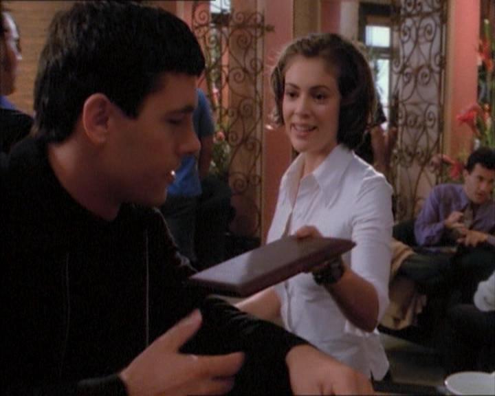 Charmed-Online_dot_net-1x02IveGotYouUnderMySkin0706.jpg
