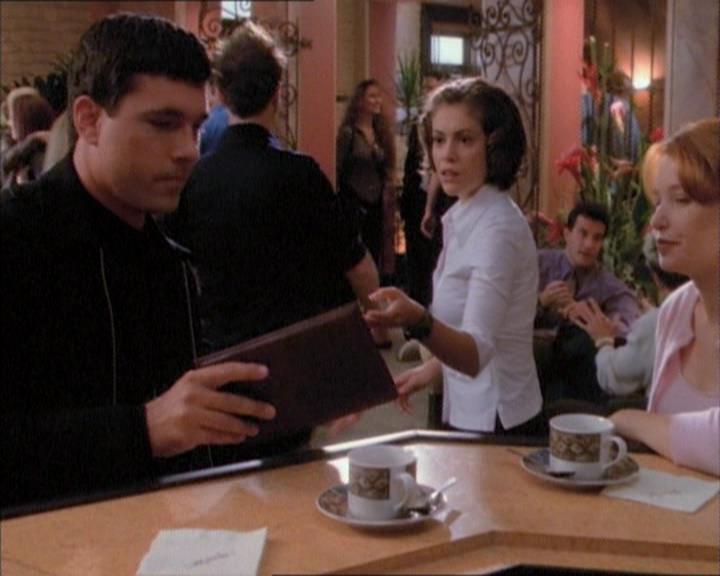 Charmed-Online_dot_net-1x02IveGotYouUnderMySkin0707.jpg