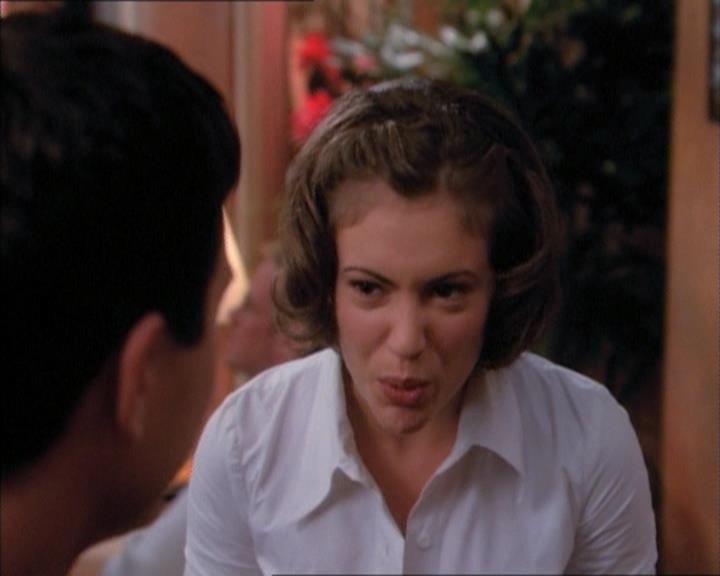 Charmed-Online_dot_net-1x02IveGotYouUnderMySkin0729.jpg