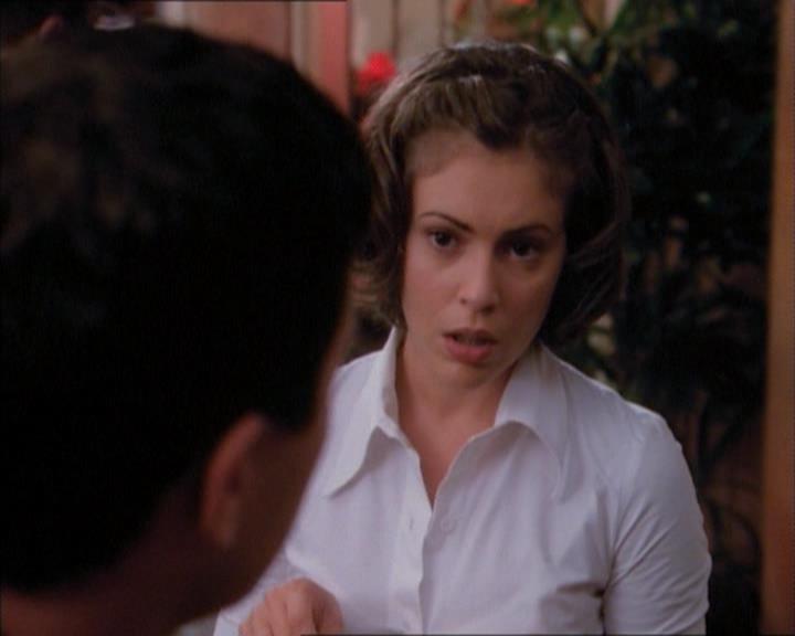 Charmed-Online_dot_net-1x02IveGotYouUnderMySkin0746.jpg