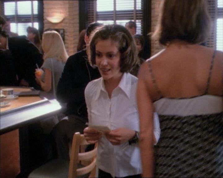 Charmed-Online_dot_net-1x02IveGotYouUnderMySkin0754.jpg