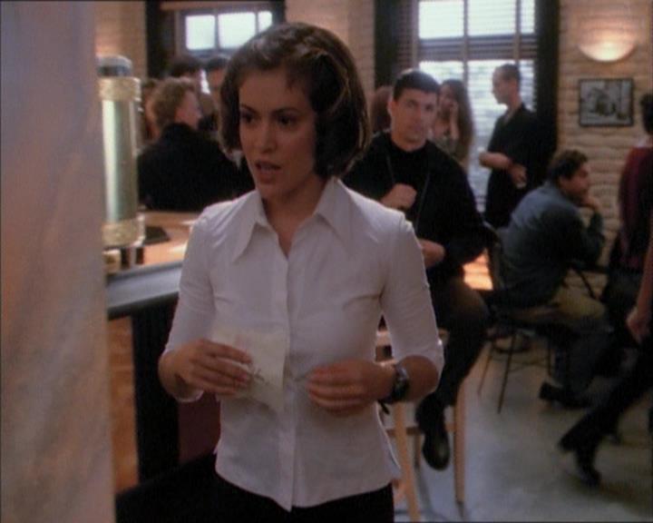 Charmed-Online_dot_net-1x02IveGotYouUnderMySkin0755.jpg