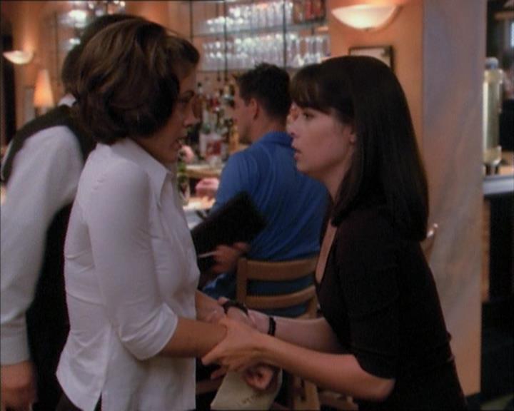 Charmed-Online_dot_net-1x02IveGotYouUnderMySkin0758.jpg