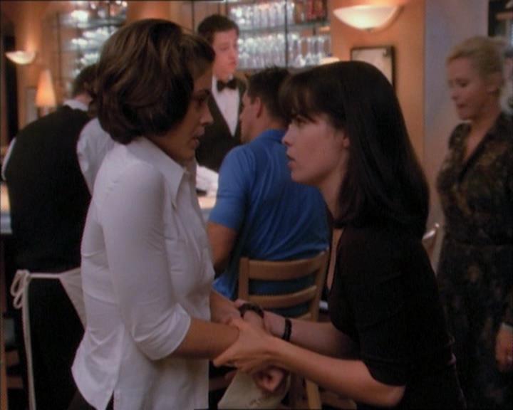 Charmed-Online_dot_net-1x02IveGotYouUnderMySkin0761.jpg