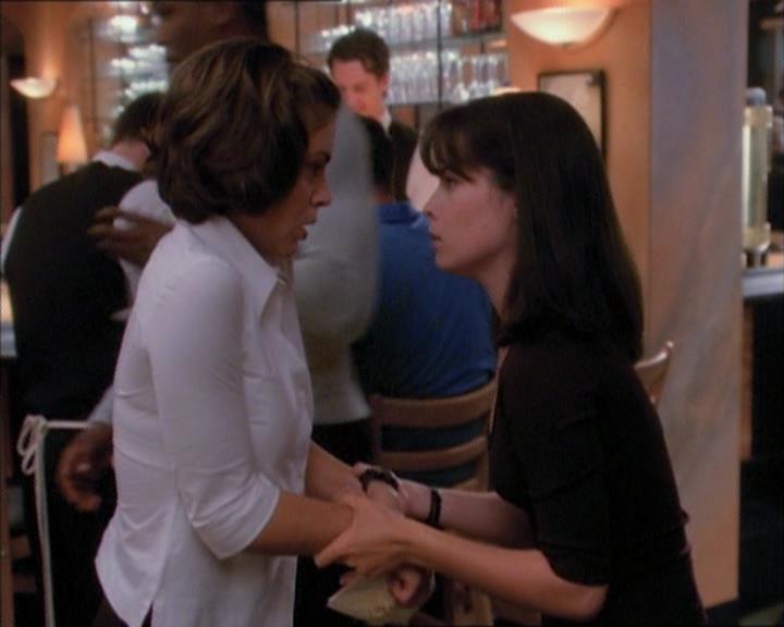 Charmed-Online_dot_net-1x02IveGotYouUnderMySkin0763.jpg