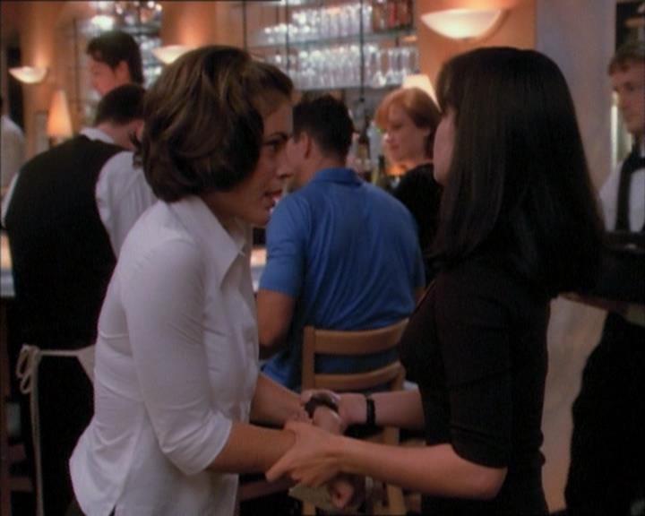 Charmed-Online_dot_net-1x02IveGotYouUnderMySkin0765.jpg