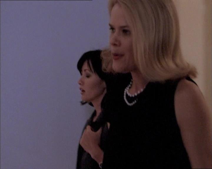Charmed-Online_dot_net-1x02IveGotYouUnderMySkin0782.jpg